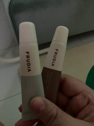 [후르디아] 올리브영 착한보습 비건 립버터 2종 — 5점을 준 리뷰어가 2022년 12월 올린 사용 사진