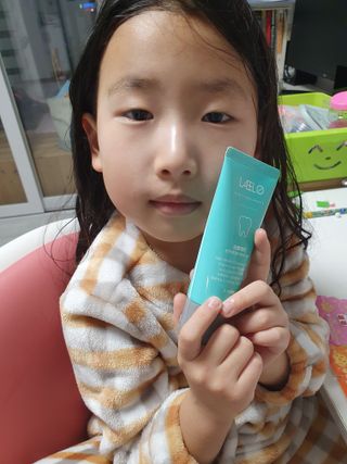 치과에서 쓰는 치약 _ 라벨제로 저불소 꼬마, 키즈, 유아, 베이비, 주니어 안전한 어린이치약 — 5점을 준 리뷰어가 2022년 12월 올린 사용 사진