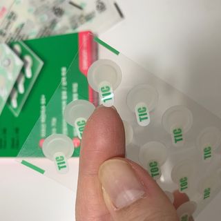 [큐어반H 스팟] 자외선 99프로 차단되는 스틱타입 스팟밴드(1팩 / 66매입) — 5점을 준 리뷰어가 2022년 12월 올린 사용 사진