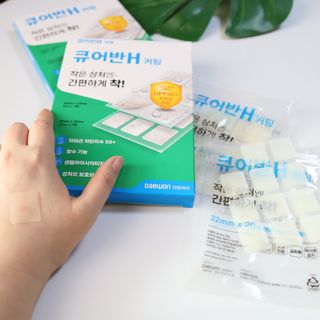 [큐어반H 커팅] 간편하게 떼서 쓰는 자외선차단 습윤밴드 (1팩/30매입) — 5점을 준 리뷰어가 2022년 11월 올린 사용 사진