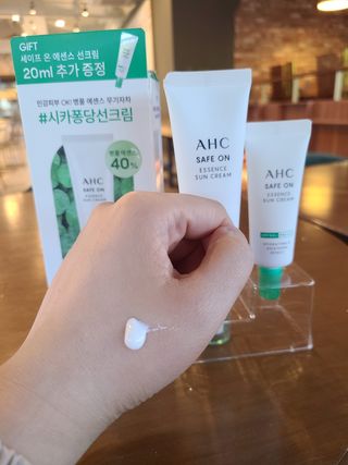 [AHC] 세이프온 에센스 선크림 올리브영 스페셜 증정 기획세트 — 5점을 준 리뷰어가 2022년 6월 올린 사용 사진
