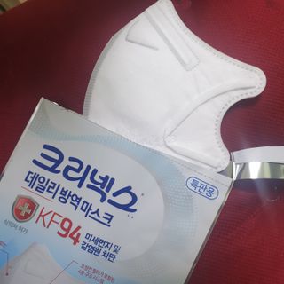 나무드 [유한킴벌리] 크리넥스 KF94 데일리 마스크 화이트 대형 블랙 10개 , 대형 화이트 10개 — 5점을 준 리뷰어가 2021년 10월 올린 사용 사진