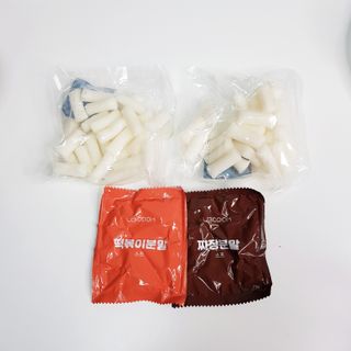 유비쿡 컵떡볶이 매운컵떡볶이2개/ 짜장컵떡볶이 2개  총 4개세트 — 5점을 준 리뷰어가 2021년 4월 올린 사용 사진