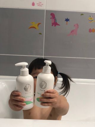 mom e 맘이 내추럴 베이비 케어 샴푸앤바스+로션 — 5점을 준 리뷰어가 2021년 1월 올린 사용 사진