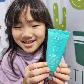 치과에서 쓰는 치약 _ 라벨제로 저불소 꼬마, 키즈, 유아, 베이비, 주니어 안전한 어린이치약 — 5점을 준 리뷰어가 2022년 11월 올린 사용 사진