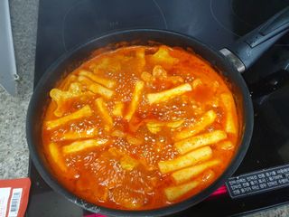 빨간키트 떡볶이 밀키트 2~3인분 매운맛 국물 떡볶이 만들기 쉬운 황금 레시피 분말 소스로 간편한 요리 — 5점을 준 리뷰어가 2021년 10월 올린 사용 사진