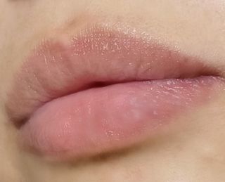 틱톡 [후르디아] 튼입술해결템 올리브영 블루베리 하이드레이팅 허니 립밤 — 5점을 준 리뷰어가 2023년 12월 올린 사용 사진