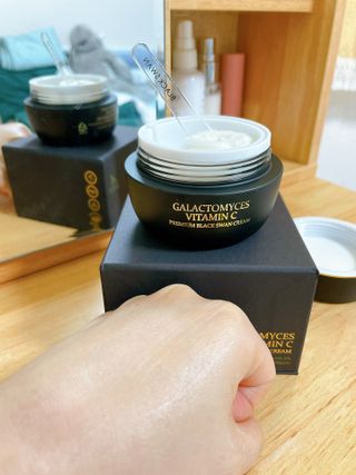 오투에니원 갈락토미세스 비타민 C 프리미엄 블랙스완 크림 50g — 5점을 준 리뷰어가 2022년 12월 올린 사용 사진
