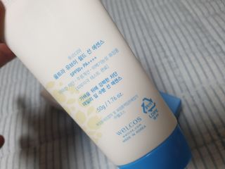 틱톡 [후르디아] 백탁NO! 화잘먹 수분광 선 에센스✨ — 5점을 준 리뷰어가 2023년 6월 올린 사용 사진