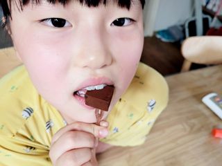 연말/새해선물 요즘 트렌드 오트밀크 생초콜릿 호불호 없는 카카올라 Bast 밀크생초콜릿 — 5점을 준 리뷰어가 2021년 10월 올린 사용 사진