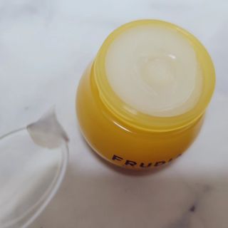 틱톡 [후르디아] 튼입술해결템 올리브영 블루베리 하이드레이팅 허니 립밤 — 5점을 준 리뷰어가 2024년 3월 올린 사용 사진