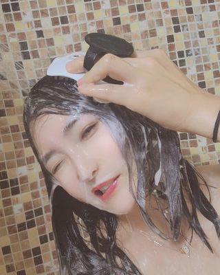 온가족 시원한샴푸 깨끗한두피 샴푸브러쉬 두피스케일링 히트팡블랙에디션 — 5점을 준 리뷰어가 2021년 8월 올린 사용 사진