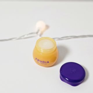 틱톡 [후르디아] 튼입술해결템 올리브영 블루베리 하이드레이팅 허니 립밤 — 4점을 준 리뷰어가 2023년 12월 올린 사용 사진