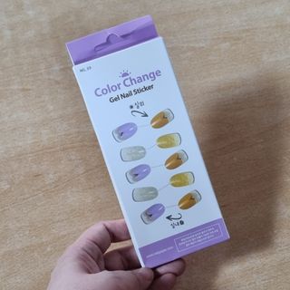 [네일가게] 햇빛에 닿으면 색이 변하는 신기한 햇살 반전 네일스티커 — 5점을 준 리뷰어가 2021년 8월 올린 사용 사진