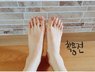 휜 발가락이 아프다면..발가락 스트레칭 보조용품 쿨핀 두발애(1set-2개입) — 3점을 준 리뷰어가 2022년 6월 올린 사용 사진