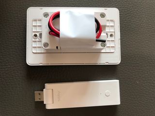 아카라 조명 스위치를 누워서 끄는 방법 (스마트 조명 스위치 2구 + 무선 리모트 스위치 1구 T1, 스마트 허브 E1) — 5점을 준 리뷰어가 2021년 12월 올린 사용 사진
