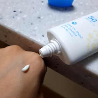 틱톡 [후르디아] 백탁NO! 화잘먹 수분광 선 에센스✨ — 5점을 준 리뷰어가 2023년 8월 올린 사용 사진
