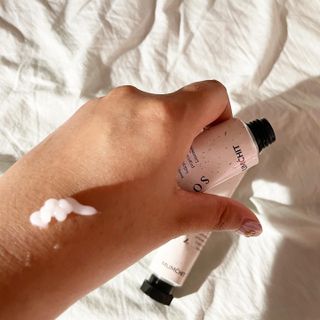 멈칫(MUMCHIT) 넥퍼퓸 NECKPERFUME 2가지 향 — 5점을 준 리뷰어가 2021년 11월 올린 사용 사진
