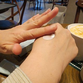 르핸스 퍼포밍 2 핸드&네일 비반트포렛/베티버포그 — 5점을 준 리뷰어가 2023년 1월 올린 사용 사진