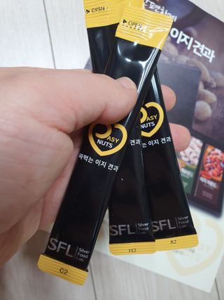 짜먹는 이지견과 짜먹는 이지아몬드, 짜먹는 이지허니피넛, 짜먹는 이지캐슈넛 각 10g X  10포 — 4.5점을 준 리뷰어가 2021년 3월 올린 사용 사진