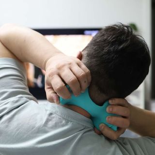 힐니스북 [힐마이넥]   거북목 통증완화를 위한 휴대용 목 안마기 — 5점을 준 리뷰어가 2022년 12월 올린 사용 사진