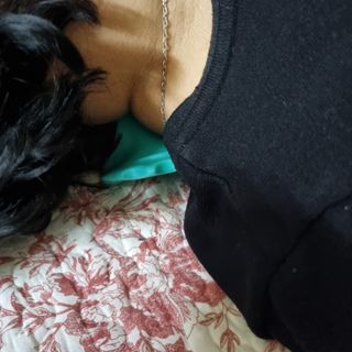 힐니스북 [힐마이넥]   거북목 통증완화를 위한 휴대용 목 안마기 — 5점을 준 리뷰어가 2022년 12월 올린 사용 사진
