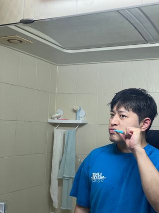 펙트럼 안티박 프리미엄 칫솔 8개입 — 5점을 준 리뷰어가 2023년 12월 올린 사용 사진