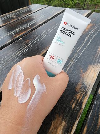 리더스코스메틱 리더스 카밍 바이오틱스 선 에센스 SPF 50+ PA++++ — 5점을 준 리뷰어가 2022년 6월 올린 사용 사진