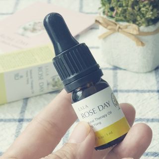 라라로즈데이 시즌2 천연 아로마오일 Y존 케어 속옷향수 이너퍼퓸 5ml  여성의 자존감을 UP시키자 — 4점을 준 리뷰어가 2021년 10월 올린 사용 사진