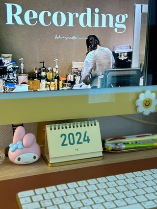리훈 2024년달력 언더모니터 미니 탁상달력 — 5점을 준 리뷰어가 2023년 10월 올린 사용 사진