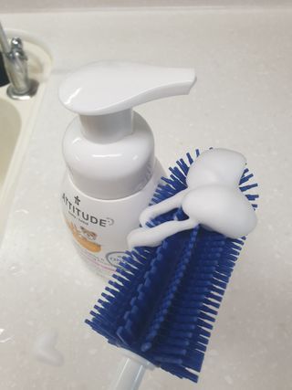 에티튜드 천연 젖병세정제 무향 아토베이비 폼타입 (295ml) 천연 친환경 비건 — 5점을 준 리뷰어가 2022년 8월 올린 사용 사진