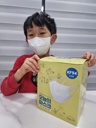[심폐소생소] 오늘의마스크 KF94 소형 초등학생 어린이 마스크 — 5점을 준 리뷰어가 2022년 1월 올린 사용 사진