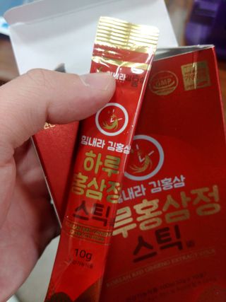 힘내라김홍삼 하루홍삼정스틱 10g x 10포 — 4점을 준 리뷰어가 2021년 3월 올린 사용 사진
