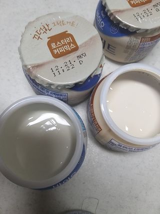 매일바이오 그릭요거트 오리지널 플레인 4개, 로스터리 커피믹스 4개 — 5점을 준 리뷰어가 2021년 12월 올린 사용 사진