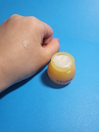틱톡 [후르디아] 튼입술해결템 올리브영 블루베리 하이드레이팅 허니 립밤 — 5점을 준 리뷰어가 2024년 3월 올린 사용 사진