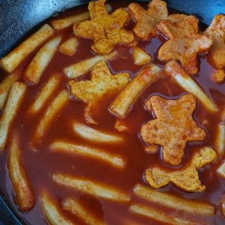 빨간키트 떡볶이 밀키트 2~3인분 매운맛 국물 떡볶이 만들기 쉬운 황금 레시피 분말 소스로 간편한 요리 — 4점을 준 리뷰어가 2021년 10월 올린 사용 사진