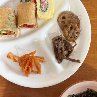 하나마이 [마마쿡] 전 청와대 천상현 셰프의 밑반찬  5종세트(소고기 장조림+연근조림+진미채+간장김자반+새우김자반) — 4점을 준 리뷰어가 2023년 4월 올린 사용 사진