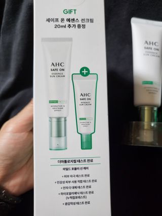 [AHC] 세이프온 에센스 선크림 올리브영 스페셜 증정 기획세트 — 4점을 준 리뷰어가 2022년 6월 올린 사용 사진