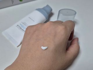 [스킨1004] 마다가스카르 센텔라 히알루-시카 워터핏 선세럼 50ml — 5점을 준 리뷰어가 2024년 5월 올린 사용 사진