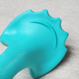 힐니스북 [힐마이넥]   거북목 통증완화를 위한 휴대용 목 안마기 — 5점을 준 리뷰어가 2022년 12월 올린 사용 사진