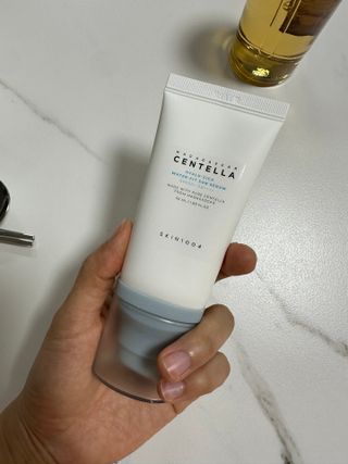[스킨1004] 마다가스카르 센텔라 히알루-시카 워터핏 선세럼 50ml — 5점을 준 리뷰어가 2024년 5월 올린 사용 사진