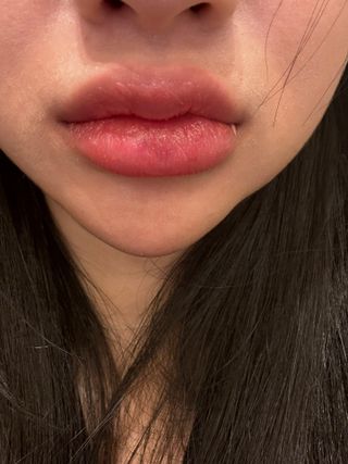 틱톡 [후르디아] 튼입술해결템 올리브영 블루베리 하이드레이팅 허니 립밤 — 5점을 준 리뷰어가 2023년 12월 올린 사용 사진