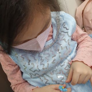 애니가드키즈 새부리형 KF94  5컬러 각 10매입 [화이트, 블랙, 크리미베이지, 코튼핑크, 그레이] 3-6세 — 4점을 준 리뷰어가 2022년 2월 올린 사용 사진