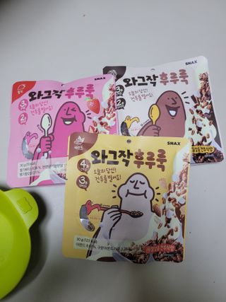 스낵스 와그작후루룩 3종_카카오2봉+아몬드2봉+딸기2봉 (총 6봉) — 5점을 준 리뷰어가 2024년 2월 올린 사용 사진