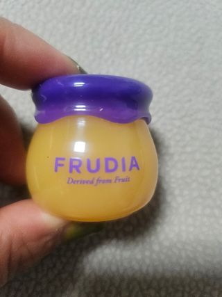 틱톡 [후르디아] 튼입술해결템 올리브영 블루베리 하이드레이팅 허니 립밤 — 5점을 준 리뷰어가 2024년 3월 올린 사용 사진