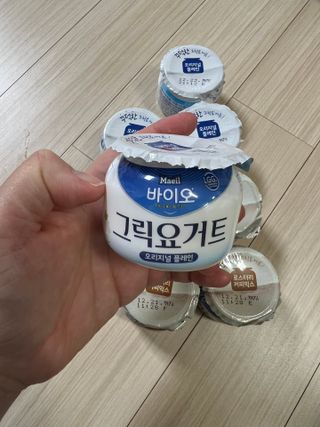 매일바이오 그릭요거트 오리지널 플레인 4개, 로스터리 커피믹스 4개 — 5점을 준 리뷰어가 2021년 12월 올린 사용 사진