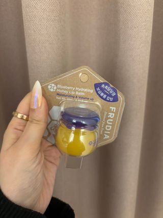 틱톡 [후르디아] 튼입술해결템 올리브영 블루베리 하이드레이팅 허니 립밤 — 5점을 준 리뷰어가 2023년 12월 올린 사용 사진