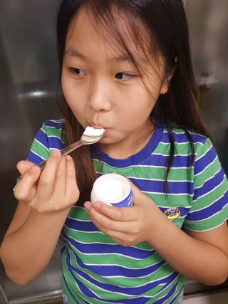 매일바이오 그릭요거트 오리지널 플레인 4개, 로스터리 커피믹스 4개 — 5점을 준 리뷰어가 2021년 12월 올린 사용 사진