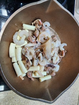 화끈한녀석들 새오똥400g 새우,오징어,똥집 볶음요리 소스,밀떡, 참기름 포함 — 4점을 준 리뷰어가 2022년 12월 올린 사용 사진