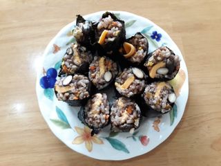 해풀잎 누구나 김밥*1ea [(혼합야채 35g *1ea,  김밥김 (5g, 5ea),  양념간장 (6g, 5ea), 참기름(5g, 2ea)] — 4점을 준 리뷰어가 2022년 8월 올린 사용 사진